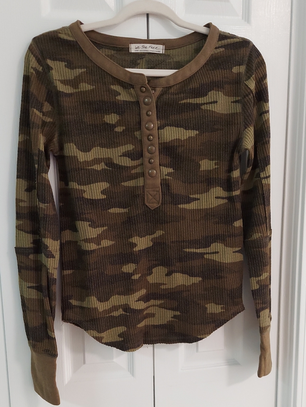 We The Free Top, Size M, Camo Green, Snaps, Thermal, Cotton